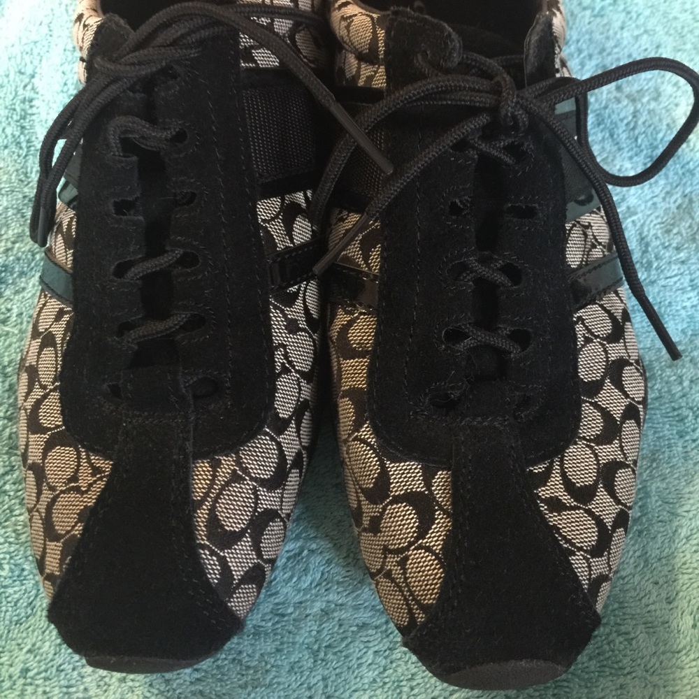 Tennis shoes